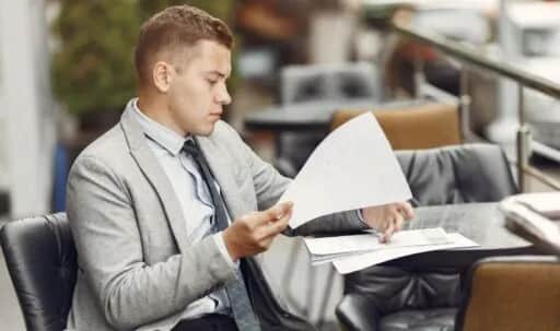 Praca z prawem bez studiów prawniczych? Poznaj realne ścieżki!